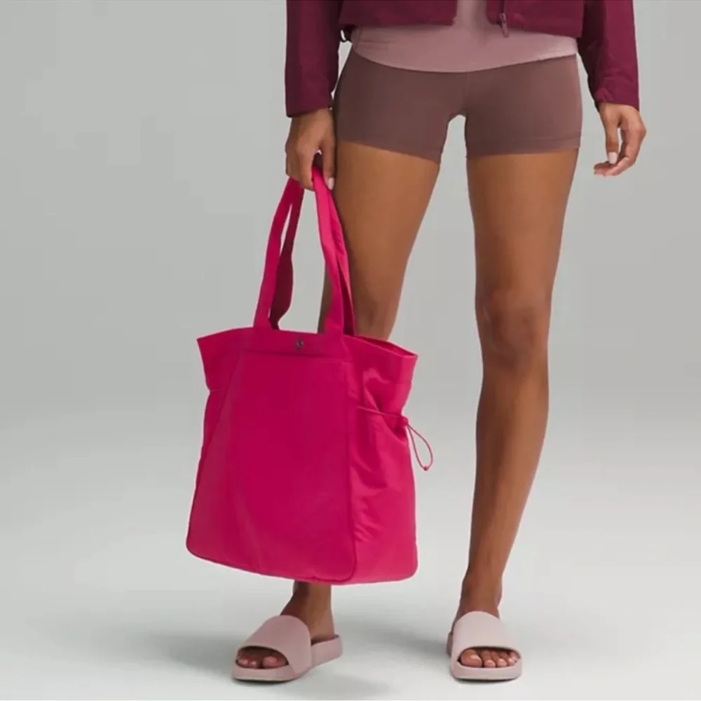 NWT 🍋 Lululemon Raspberry Coulis Side Cinch Shopper Bag